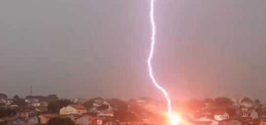 【音量注意】民家に稲妻が落ちる瞬間！