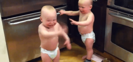 大人にはわからない言葉で会話をする双子の赤ちゃんが天使すぎて思わず笑顔に