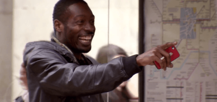 これは騙されちゃう…バス停で起こる衝撃の映像ドッキリ