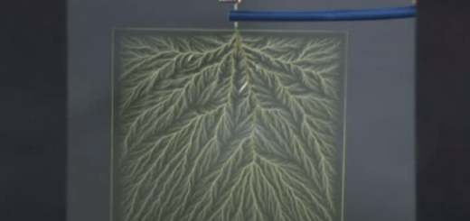 【自然ヤバすぎ】雷をプラスチックに閉じ込めてみたらこんな風になった！