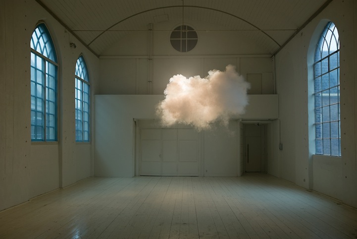 オランダ人アーティストによる「部屋の中に生み出された雲」の作品が究極のシュールレアリズムだと話題に