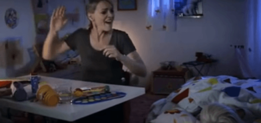 逆に眠気が覚める！？ ロックな子守唄を歌うファンキーなママ