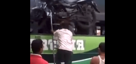 お前がナンバー１だ!!バイクを頭にのせたままハシゴを登る"スーパーインド人”