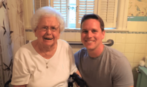 100歳の誕生日を迎えたおばあちゃん、体を張った孫のプレゼントに大喜び！