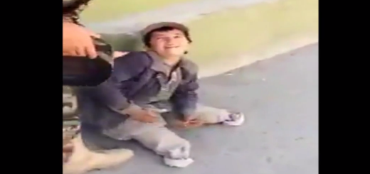 両足を失った少年を無理やり立たせる男。衝撃の結末とは・・・？